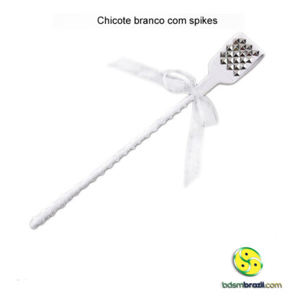 Chicote de couro branco com spikes